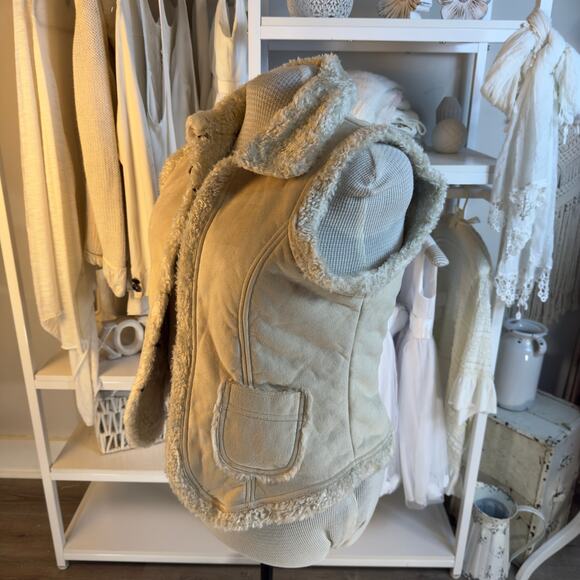 Maurices sz. XL vegan suede vest with vegan fur lining winter, spring fall #4272 - Picture 2 of 11